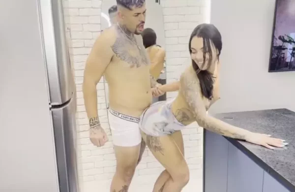 Novinha tatuada do Rio arrasa no funk com o boy na cozinha numa transa quente