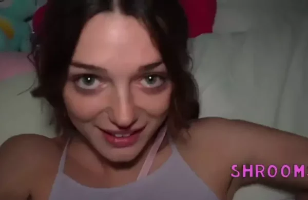 Menininha bonitinha e magra tem sua primeira experiência gostosa com o bundão bem apertadinho
