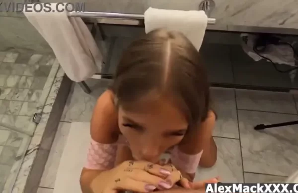 Transa rápida por 400 reais com a melhor amiga da minha irmã, que é uma gata novinha no corre
