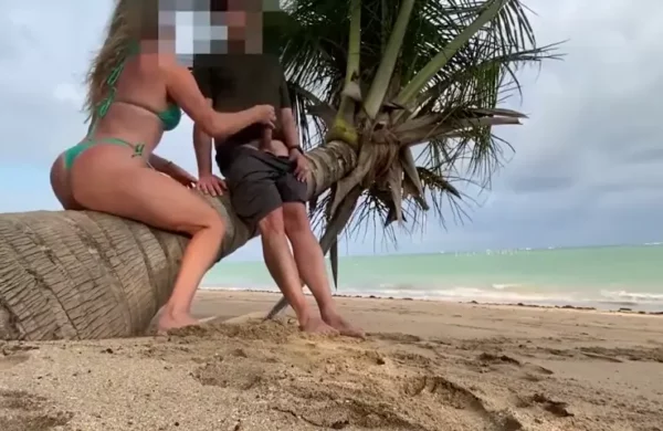 Transando com sua priminha safada na praia de Ubatuba-SP