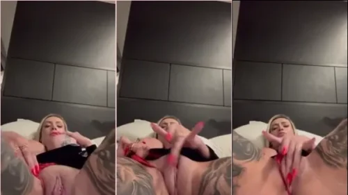 Andressa Urach fazendo um strip e se masturbando, toda molhadinha de desejo