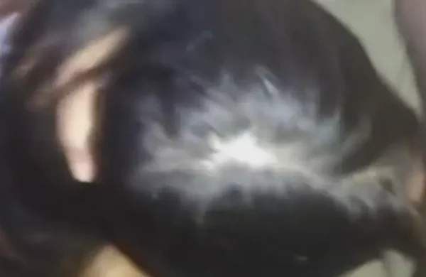 Mulher com um traseiro atraente fudendo gostoso anal