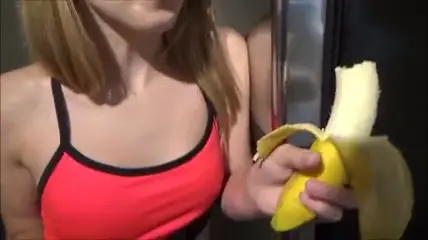 Namoradinha slim e gostosa, com a parte de baixo bem bonitinha, rolou até ela receber aquele carinho especial na boca