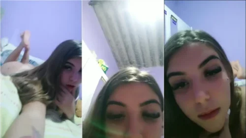 Apareceu na internet uma transmissão ao vivo de uma novinha loira, toda despida e cheia de vontade