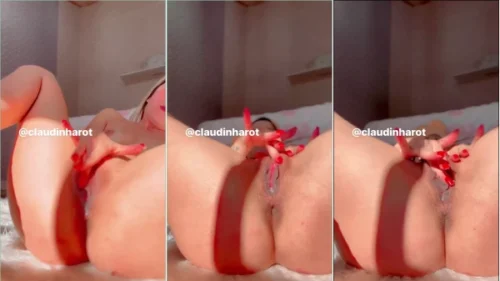 Claudinha Hot experimentando um momento intenso de prazer durante a masturbação