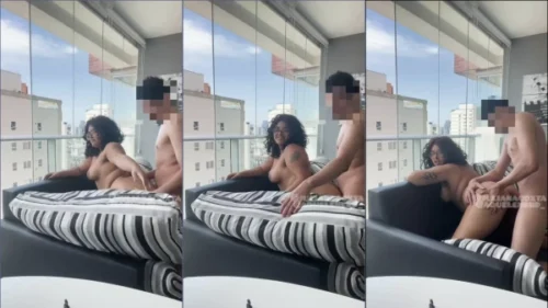 Juliana Coxta rebolando com sensualidade na cama com o parceiro