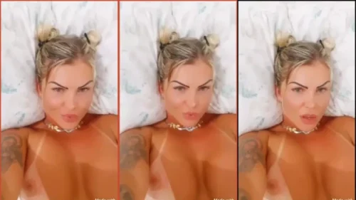 Kenia Magnus, com um belo bronzeado, arrasando deitada e exibindo seus peitos enormes