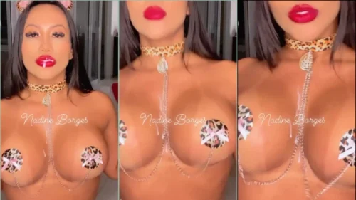 Nadine Borges se deliciando com um prazer bem ousado, com a boca cheia de leite