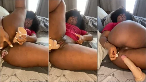 Negra com um rabo irresistível, July Bubbles se divertindo numa dupla penetração com seus brinquedinhos