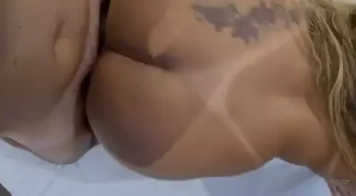 Wanessa Boyer, conhecida pelas suas postagens ousadas no OnlyFans, sendo filmada em uma cena picante em que assume a posição de quatro