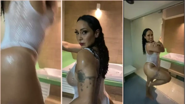 Coroa Rosiane Pinheiro sensualizando e atraente usando uma calcinha transparente e molhadinha