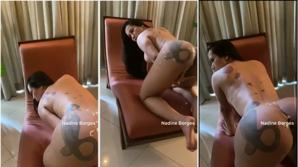 Nadine Borges sensualizando sem roupa de quatro com bundão coberto de leite condensado