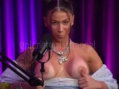 Mc Pipokinha, a cantora de funk, mostrou as teta no programa de áudio