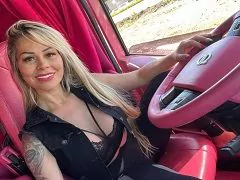 Sheila Bella, uma caminhoneira atraente e sexy transando com seu amiguinho