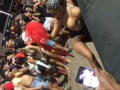 Mulher exibindo as teta em público no carnaval de 2023