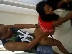 Velho safadão transando com a sobrinha danadinha