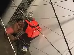 Vídeo caseiro mostra morena brasileira fazendo um boquete no entregador