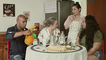 Mae pai e filha transando