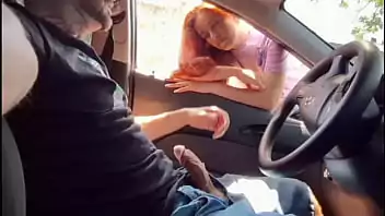 Menina no onibus dando pra 5