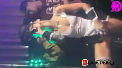Mc Pipokinha alisa a buceta no show ao vivo