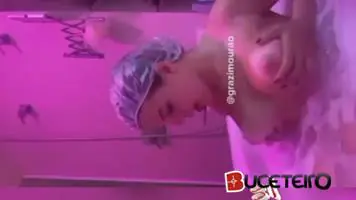 Grazi Mourao: Sexy Banho de Banheira Grátis