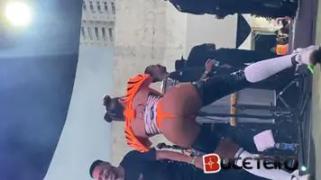 Anitta Comanda Sua Calcinha na Buceta