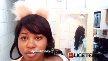 Pimenta Doce Desnuda: A Delícia de Ver sua Pele Passar Creme